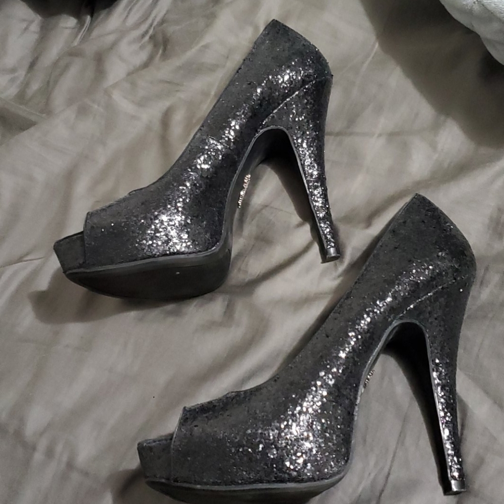 Vera Wang Glitter Pump